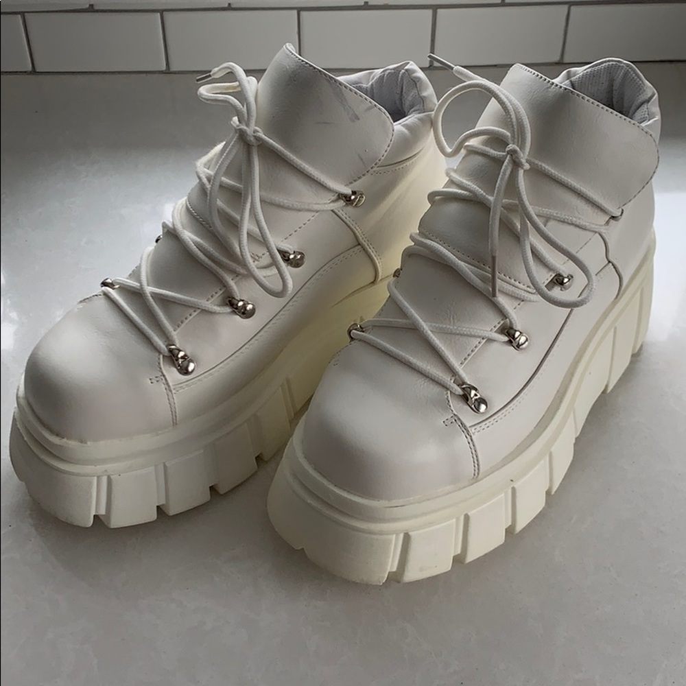 Chunky white sneaker size 7